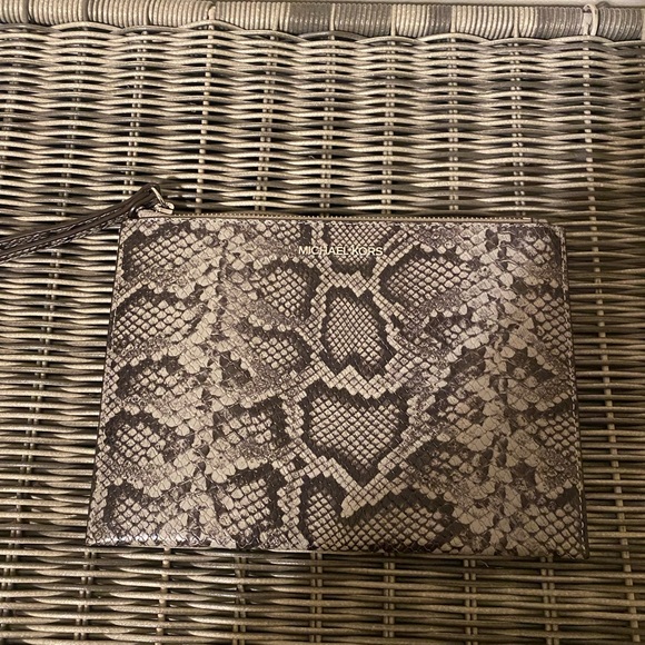 Michael kors large grey snakeskin wristlet new - Picture 1 of 3